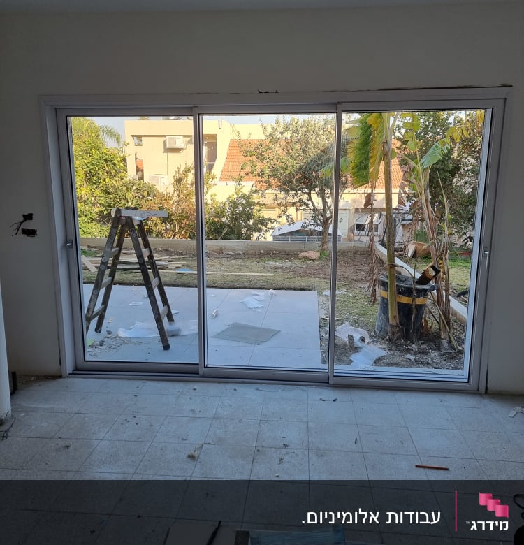 חלון אלומיניום גדול עם מסגרת לבנה